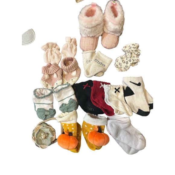 Newborn to 6M Baby Boots, Booties and Socks Bundle - Picture 7 of 11
